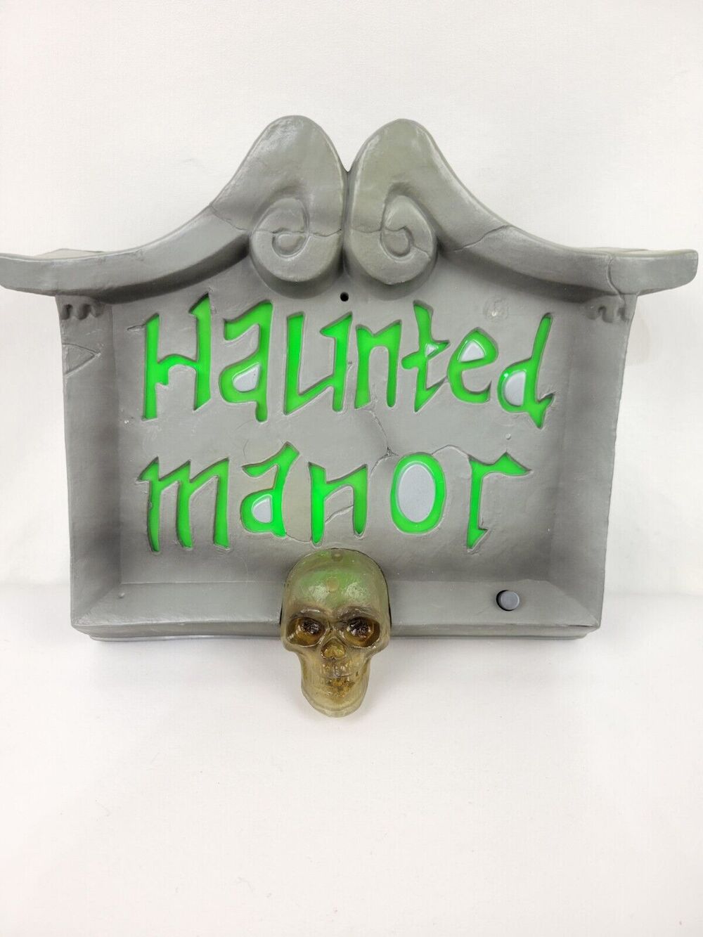 Gemmy Haunted Manor Motion-Activated Sound Light Halloween Spooky Flashing Skull